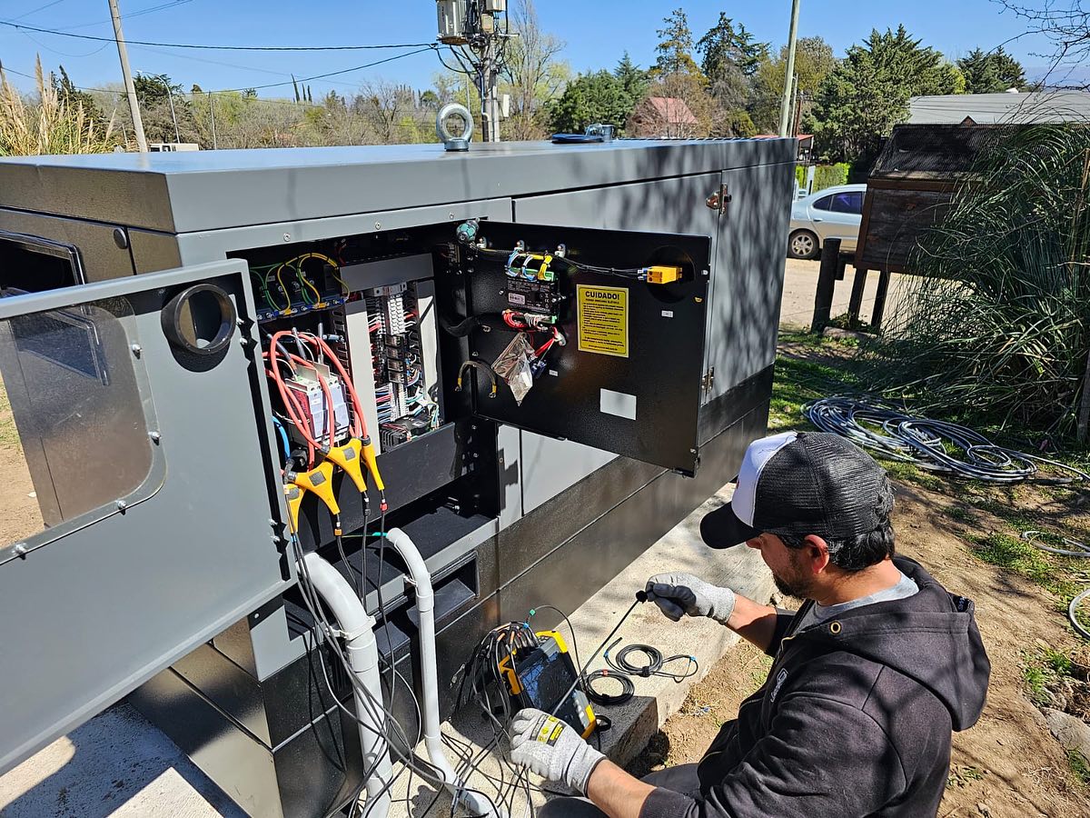 Tecnico instalando generador
